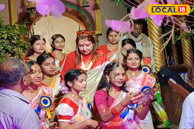 মুর্শিদাবাদ, কৌশিক অধিকারী: মুর্শিদাবাদের প্রত্যন্ত গ্রাম খড়গ্রামের পাতডাঙ্গা গ্রামে কালীপুজো উপস্থিত সাংসদ শতাব্দী রায়। প্রিয় অভিনেত্রীকে একবার দেখার জন্য জনপ্লাবন তৈরি হয় বুধবার সন্ধ্যায়।