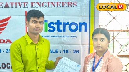 তুলে দেওয়া হচ্ছে নিয়োগপত্র তুলে দেওয়া হচ্ছে নিয়োগপত্র