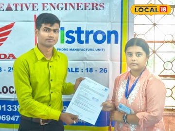 তুলে দেওয়া হচ্ছে নিয়োগপত্র 