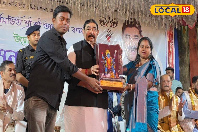 একই সঙ্গে বাজারে আলো জ্বলে অথচ গরিব মানুষের পাড়ায় আলো নিভে থাকার বিষয়েও তিনি ক্ষোভ প্রকাশ করেন। ঘোষণা করেন, সামনে ওই পাড়ায় আরও একটি অনুষ্ঠান রয়েছে, তখন এসে যেন তিনি সব আলো জ্বলা দেখতে পান।