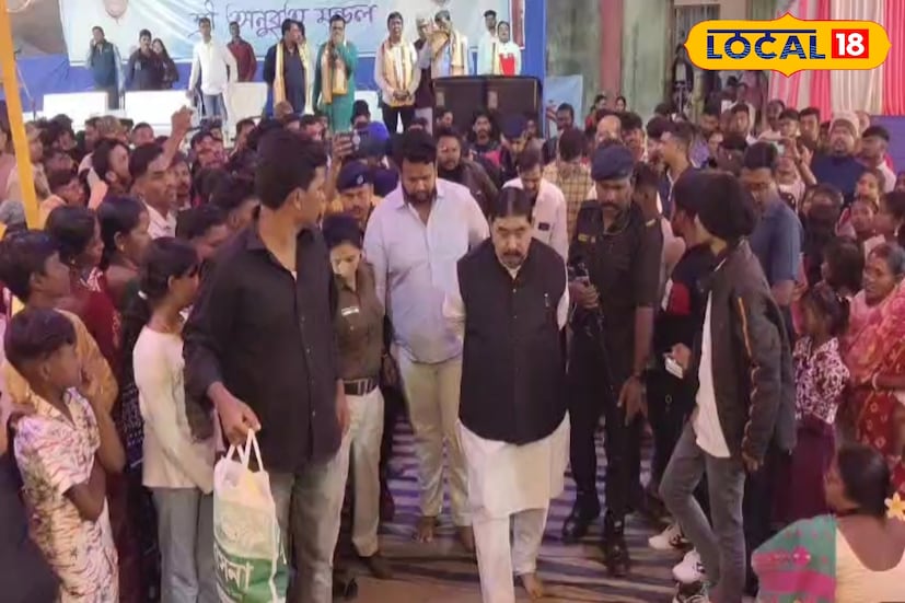 পুজোর খিচুড়ি প্রসাদের অনুষ্ঠান উপলক্ষে শিগগিরই আবার দুবরাজপুরে আসবেন বলে জানান অনুব্রত। তার আগেই রাস্তা ও পথবাতির সমস্যা সমাধান করতে হবে। তৃণমূল নেতার এমন নির্দেশে পৌরসভার উপর চাপ বাড়ল বলে মনে করছেন স্থানীয় বাসিন্দারা।(ছবি ও তথ্য: সুদীপ্ত গড়াই)(ছবি ও তথ্য: সুদীপ্ত গড়াই)