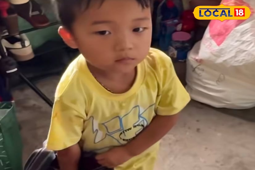 সোশ্যাল মিডিয়ার নতুন সেনসেশন সিকিমের ‘লিটল মিল্কম্যান’ ! সিকিমের এক প্রত্যন্ত পাহাড়ি গ্রাম থেকে উঠে আসা তিন বছরের সুয়াওম লেপচা এখন দেশ-বিদেশের মানুষের হৃদয় জয় করে নিয়েছে। স্কুলে যাওয়ার আগেই বাড়ি বাড়ি দুধ বিলি করা তার নিত্যদিনের রুটিন। ছোট্ট হাতে বোতলভরা ব্যাগ সামলানো কঠিন তবুও ভোর হতেই পাহাড়ি পিচ্ছিল পথ, ঢালু রাস্তা পেরিয়ে দুধ পৌঁছে দেয় সে। জীবনের কঠিন বাস্তবতাকেও যেন হার মানায় এই খুদের দৃঢ়তা। সোশ্যাল মিডিয়ার নতুন সেনসেশন সিকিমের ‘লিটল মিল্কম্যান’ ! সিকিমের এক প্রত্যন্ত পাহাড়ি গ্রাম থেকে উঠে আসা তিন বছরের সুয়াওম লেপচা এখন দেশ-বিদেশের মানুষের হৃদয় জয় করে নিয়েছে। স্কুলে যাওয়ার আগেই বাড়ি বাড়ি দুধ বিলি করা তার নিত্যদিনের রুটিন। ছোট্ট হাতে বোতলভরা ব্যাগ সামলানো কঠিন তবুও ভোর হতেই পাহাড়ি পিচ্ছিল পথ, ঢালু রাস্তা পেরিয়ে দুধ পৌঁছে দেয় সে। জীবনের কঠিন বাস্তবতাকেও যেন হার মানায় এই খুদের দৃঢ়তা।