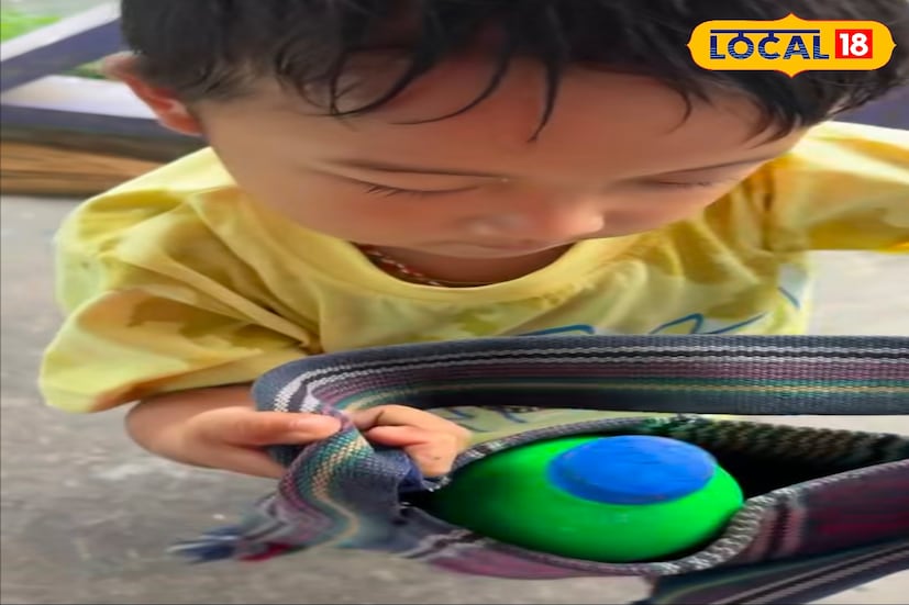 মা সারাদিন শ্রমে-পরিশ্রমে ব্যস্ত। বাবা বেশিরভাগ সময় কর্মসূত্রে বাড়ির বাইরে। সংসারের চাপ একটু হলেও কমাতে চায় সুয়াওম। তার একটাই ইচ্ছে মা যেন একটু বিশ্রাম পায়। তাই বই-খাতার আগেই হাতে তুলে নিয়েছে দুধের ব্যাগ। 