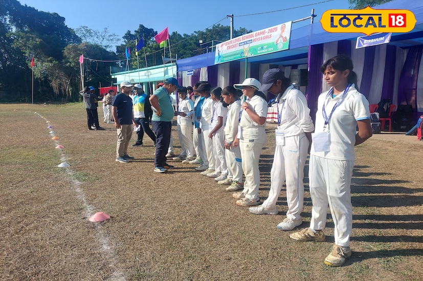 গঙ্গারামপুরের মাঠে উপস্থিত ছিলেন বীরভূমের স্কুল ক্রিকেটের দায়িত্বরত শিক্ষক ও বাংলা স্কুল ক্রিকেট দলের নির্বাচক চন্দন ঘোষ। মেয়েদের নজরকাড়া সাফল্যে তিনি বিশেষভাবে সন্তোষ প্রকাশ করেন। ছবি ও তথ্য: সুদীপ্ত গড়াই 