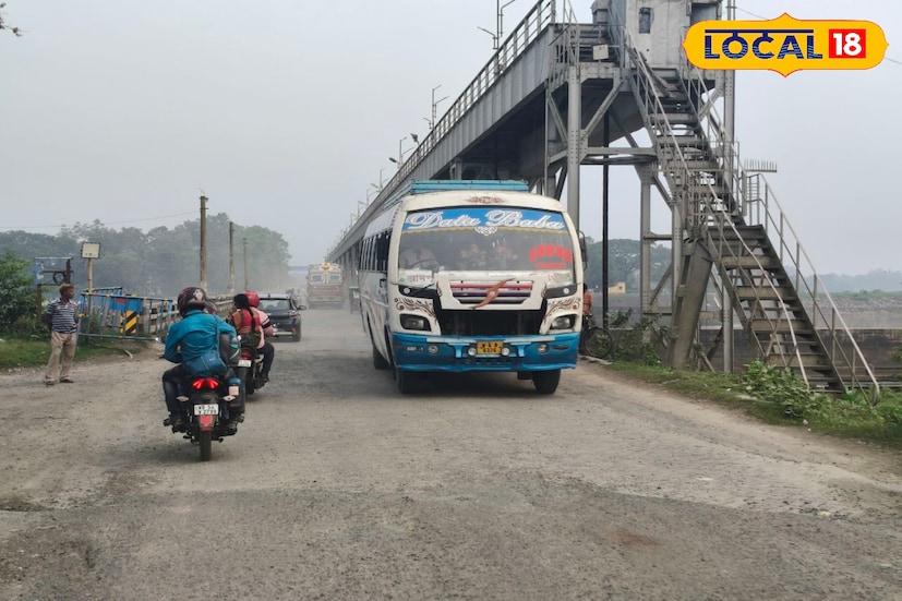 ৭৫ বছরের পুরনো তিলপাড়া ব্যারেজের স্বাস্থ্য ফেরাতে বড়সড় সংস্কারের পথে হাঁটল সেচ দফতর। আগের ফাটল মেরামত করা হলেও ব্যারেজের সার্বিক অবস্থা এখনও দুর্বল বলে মনে করছেন বিশেষজ্ঞরা। (ছবি ও তথ্য: সুদীপ্ত গড়াই)