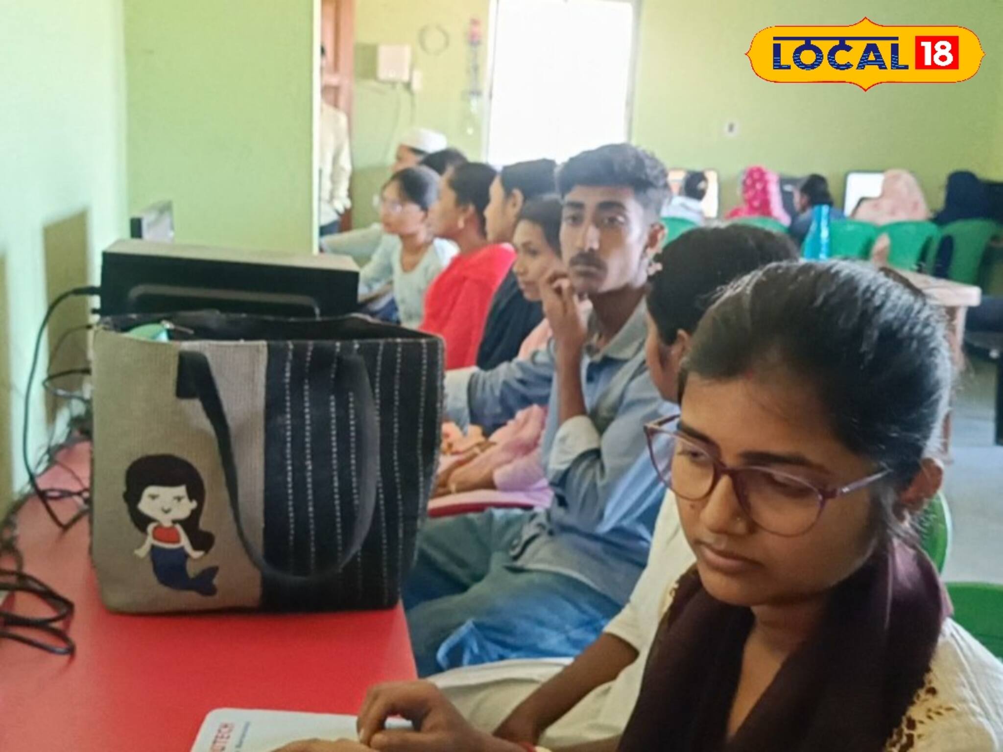 North 24 Parganas News: কম্পিউটার শিখলেই রোজ ৫০ টাকার ‘পুরস্কার’! ‘উৎকর্ষ বাংলায়’ হাসনাবাদে ভিড় বাড়ছে প্রশিক্ষণ কেন্দ্রে