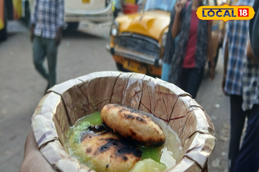 হাওড়া স্টেশনে চত্বরে মিলছে ২০ টাকায় সুস্বাদু টিফিন! হাওড়া স্টেশন যেখানে খাবার খেয়ে দাম দিতে মানুষকে ছ্যাঁকা খেতে হয়, সেখানেই দেশি ঘি দিয়ে খাবার মিলছে সামান্য দামে। সেই খাবার খেতেই হুগলি নদীর দুই পাড়ের মানুষ হাজির হচ্ছে হাওড়া ব্রিজ সংলগ্ন দোকানে। (ছবি ও তথ্য: রাকেশ মাইতি)