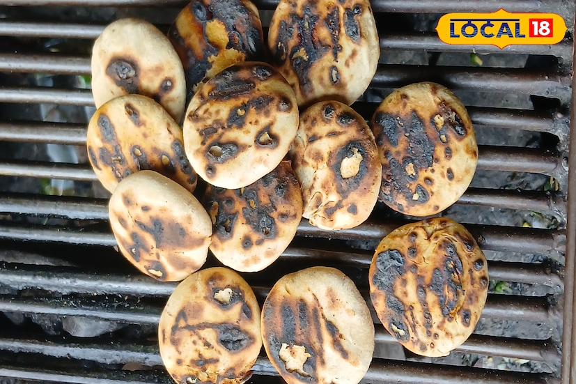 লিট্টি হাওড়া চত্বরে মাত্র কুড়ি টাকাতেই টিফিন, তাও আবার দেশী ঘি দেওয়া লিট্টি। প্রতিদিন কয়েকশো লিট্টি বিক্রি হয়। সকাল আটটা থেকে কয়েক লিটার জলে আলু এবং তার অর্ধেক পরিমাণ টমেটো দিয়ে তাতে আদা রসুন দিয়ে স্যুপ বানান হয়। চাটনি তৈরিতে নারকেল ধনেপাতা পুদিনা লঙ্কা নারকেল আদা রসুন, দিয়ে আলুর স্যুপ বানান হয়। এখানকার ছাতু ভরা আটার লিট্টি বহু প্রতিদিনের টিফিন।