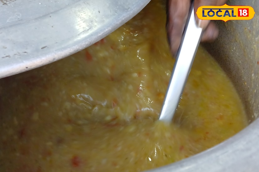 প্রায় ৫ দশকেরও বেশি পুরানো দোকানে, প্রতিদিন সকাল ৮ টা হলেই চন্দ্রমুখী আলু টমেটো আদা রসুন মিশ্রণে আলু চোখা বা স্যুপ তৈরি করেন বিজেন্দ্রর রায়। সুপ তৈরি করতে কয়েক ঘন্টা সময় লাগে, এরপর আটা মেখে ছাতুর পুর ভরে আগুনে শিখে লিট্টী তৈরি হয়। তার উপর দেশি ঘি মাখিয়ে টক ঝাল চাটনি আলু চোখা বা আলু স্যুপ দিয়ে পরিবেশন। (ছবি ও তথ্য: রাকেশ মাইতি)