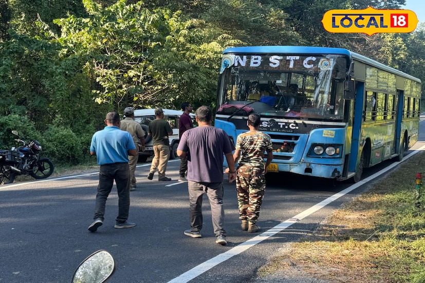 বনদফতরের এক আধিকারিক জানান, “জঙ্গল শুধুই আমাদের পথ নয়, এটি হাজার প্রাণীর বাড়ি। গতি নিয়ন্ত্রণে রাখলে শুধু আপনার জীবনই নয়, বন্যপ্রাণীর জীবনও রক্ষা পাবে।” পরিবেশ সংস্থাগুলির মতে, মানুষের এক মুহূর্তের তাড়াহুড়োয় বন্যপ্রাণীরা বারবার বলি হচ্ছে। তাই শুধুমাত্র প্রচার নয়, ভবিষ্যতে স্পিড মনিটরিং, সাইনেজ বৃদ্ধি এবং নজরদারি ক্যামেরা বসানোর পরিকল্পনাও রয়েছে। সব মিলিয়ে, বার্তাটি খুবই স্পষ্ট, গতি কমান, প্রাণ বাঁচান! (ছবি ও তথ্যঃ সুরজিৎ দে)