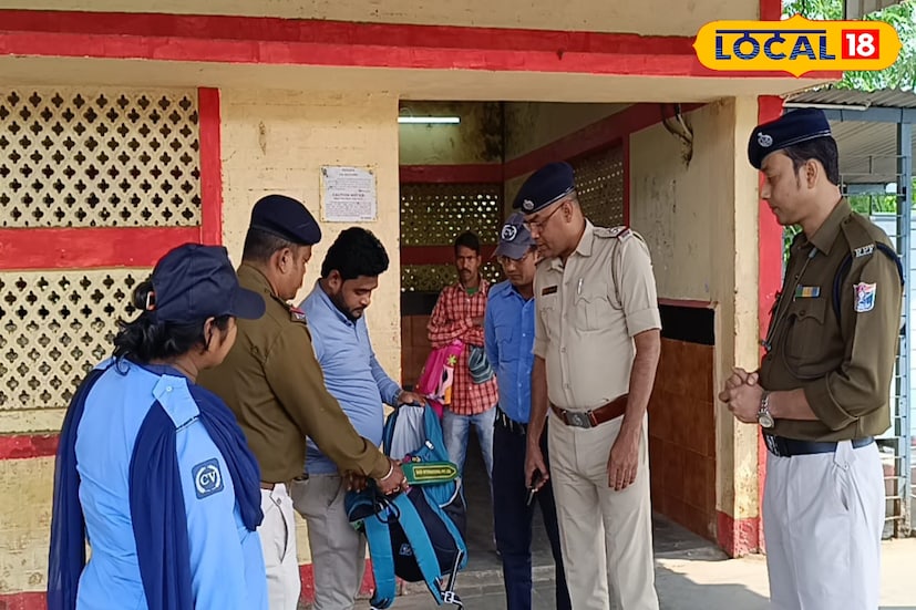 পুলিশ সূত্রে জানা গেছে, দিল্লির বিস্ফোরণকাণ্ডের পর থেকেই এই ধরনের তল্লাশি অভিযান চালানো হচ্ছে। যদিও এখনও পর্যন্ত কোনও সন্দেহভাজন ব্যক্তি বা সন্দেহজনক বস্তু উদ্ধার হয়নি বলে জানিয়েছে পুলিশ।তথ্য ও ছবি: বনোয়ারীলাল চৌধুরী