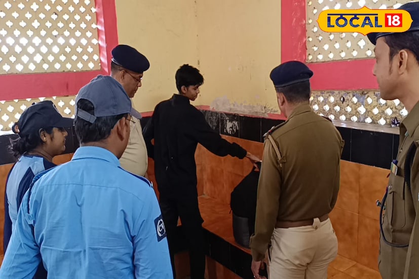 মানুষের পরিচয় যাচাই করার পাশাপাশি তাদের ব্যাগে কী কী সামগ্রী রয়েছে তাও আধুনিক যন্ত্রের সাহায্যে পরীক্ষা করেন পুলিশ কর্মীরা। উপস্থিত ছিলেন কালনা জিআরপি থানার ওসি, তাঁর নেতৃত্বেই তল্লাশি অভিযান পরিচালিত হয়।তথ্য ও ছবি: বনোয়ারীলাল চৌধুরী