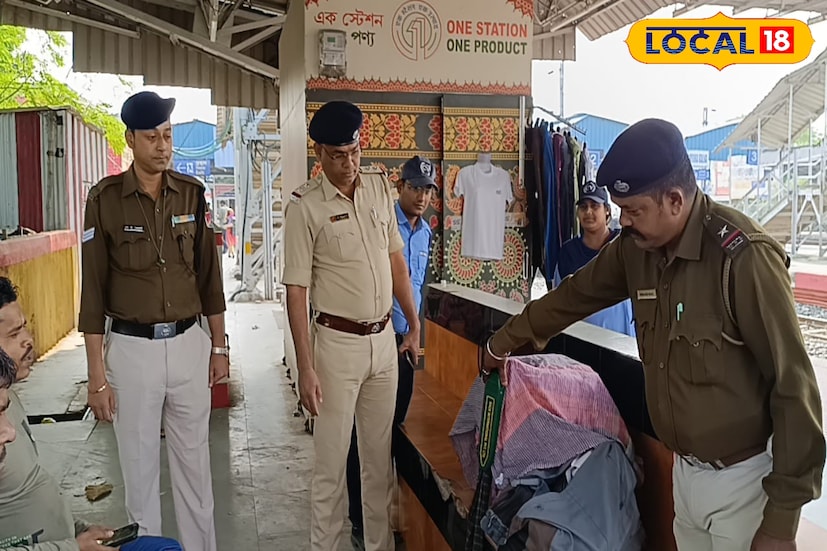 কয়েকদিন আগেই দিল্লির লালকেল্লার কাছে ঘটে গিয়েছে ভয়াবহ আত্মঘাতী বিস্ফোরণ। সেই ঘটনার চাঞ্চল্য কাটতে না কাটতেই শ্রীনগরের একটি থানায় উদ্ধার করে রাখা বিস্ফোরক থেকেও ঘটে আরও একটি বিস্ফোরণ। পরপর দুটি ঘটনাতেই প্রাণ হারিয়েছেন একাধিক মানুষ।তথ্য ও ছবি: বনোয়ারীলাল চৌধুরী