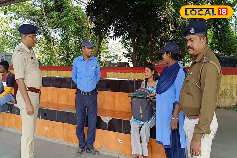 শুক্রবার আনুমানিক বেলা সাড়ে দশটা নাগাদ পূর্ব বর্ধমানের কালনা স্টেশন চত্বরে তল্লাশি অভিযান চালায় কালনা জিআরপি এবং আরপিএফ। স্টেশনে যাতায়াতকারী যাত্রীদের থামিয়ে যাচাই-বাছাই করা হয়।তথ্য ও ছবি: বনোয়ারীলাল চৌধুরী