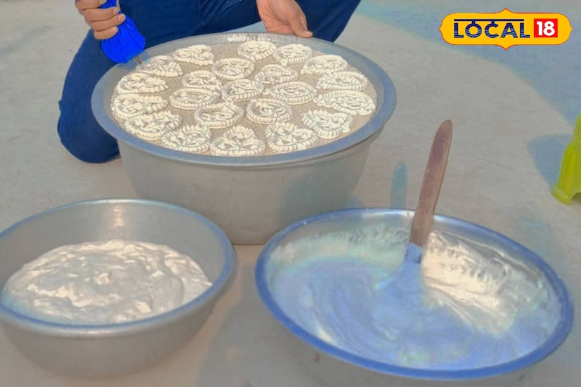 গয়না বড়ি তৈরির উপকরণ: গয়না বড়ি তৈরির জন্য প্রয়োজন বিউলির ডাল, পোস্ত, তিল, স্বাদ মতো এলাচ,নুন, কালোজিরে। গত ৩০ বছর ধরে বড়ি তৈরি করে আসছেন জনৈকা কল্পনা শী। তিনি জানালেন, ' শীতের নরম রোদে গহনা বড়ি খুব ভাল তৈরি হয়। গহনা বড়ি তৈরির জন্য বিউলির ডাল, পোস্ত, তিল, এলাচ, স্বাদমত নুন ও সামান্য কালজিরে লাগে। 