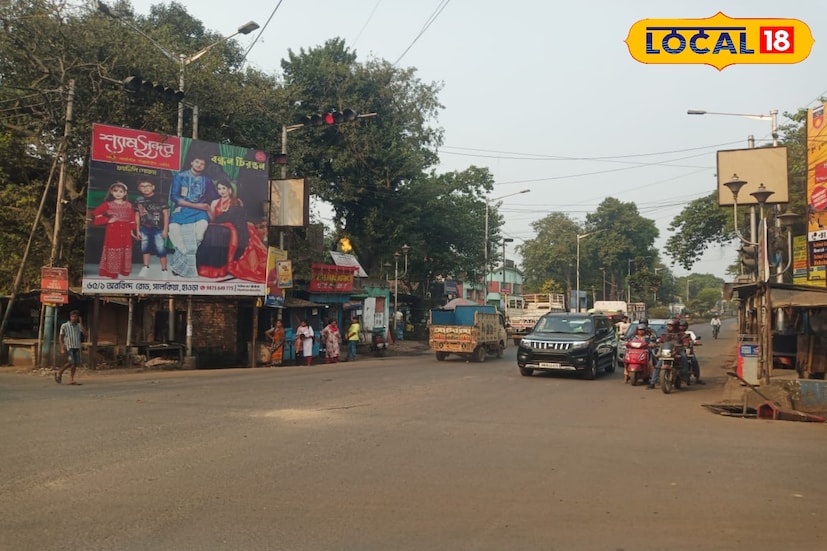 হাওড়া শহরে নিরাপত্তা ব্যবস্থাকে আরও আধুনিক ও স্মার্ট করতে প্রতিস্থাপিত হল অত্যাধুনিক ANPR (Automatic Number Plate Recognition) ক্যামেরা। শহরের গুরুত্বপূর্ণ মোড়, ব্যস্ত রাস্তা ও প্রবেশদ্বারগুলিতে এই হাই-টেক ক্যামেরা বসানো হচ্ছে, যার ফলে আইনশৃঙ্খলা বজায় রাখতে পুলিশের হাতে যোগ হল আরও শক্তিশালী অস্ত্র।(ছবি ও তথ্য : রাকেশ মাইতি)