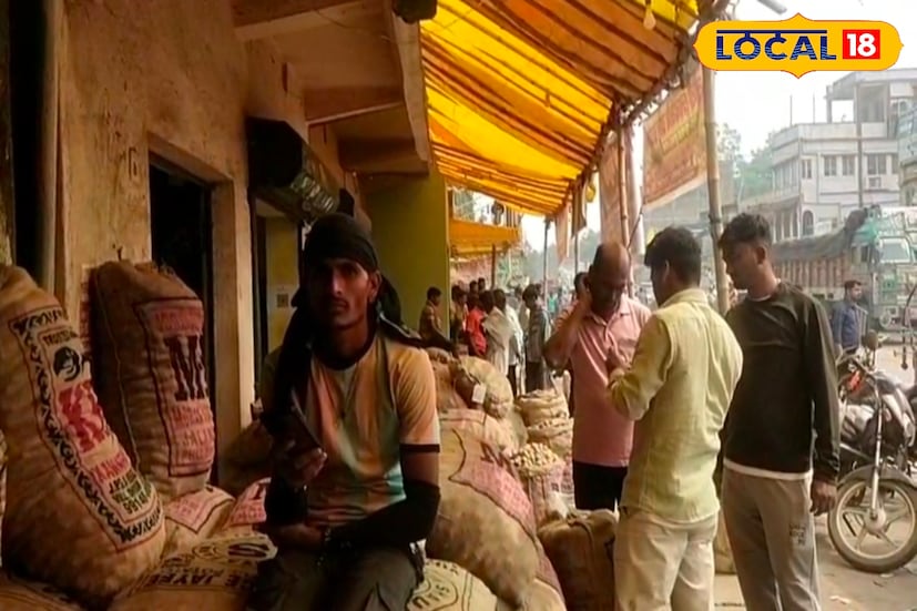 স্থানীয় আলু বীজ ব্যবসায়ী শুভ সরকারের ধারণা, আবহাওয়ার খামখেয়ালিপনার কারণে অনেক কৃষক সময় মতো চাষ করতে পারেননি। কিছু এলাকায় দেরিতে চাষ হওয়ায় বীজের চাহিদা কমেছে। বাজারে কৃষকদের আনাগোনা কম থাকাও দামের ওপর প্রভাব ফেলেছে।