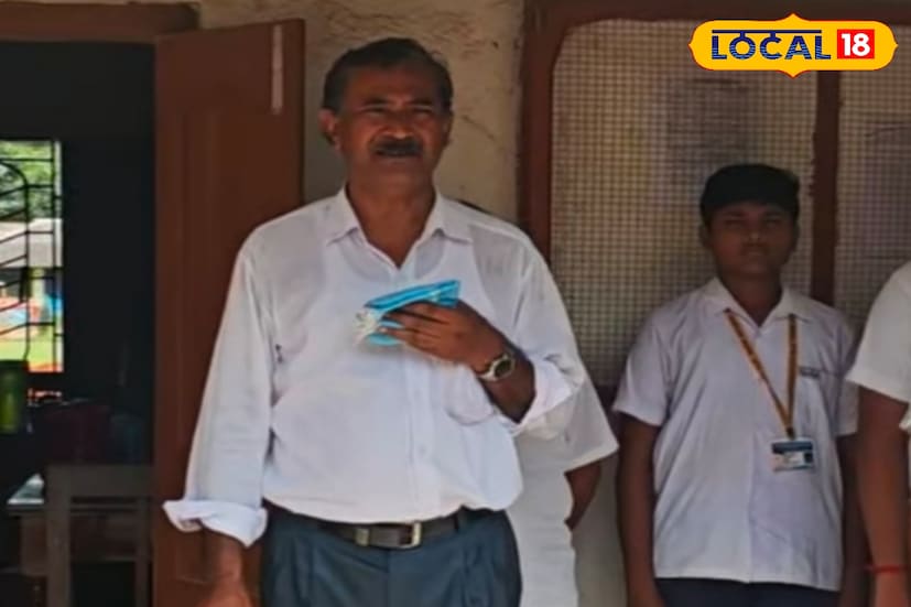 জানা গিয়েছে, গ্রামের বাসিন্দা ও স্কুলে ছোট্ট ছাত্র ছাত্রীদের কথা মাথায় রেখে স্কুলে আসেন তিনি। রাষ্ট্রবিজ্ঞান আর ইতিহাসে ডবল MA। সেই মশাট থেকে দীর্ঘ ৫০ কিলোমিটার রাস্তা উজিয়ে স্কুলে আসতেন তিনি। রোদ, ঝড়, জল, প্রাকৃতিক বিপর্যয় উপেক্ষা করে, প্রতিদিন নির্ধারিত সময়ের আগে স্কুলে পৌঁছতেন। ২৬ বছরের কর্মজীবনে স্কুলের প্রতি তাঁর অবদান কেউ কখনও ভুলতে পারবেন না।