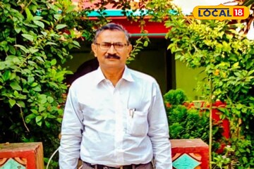 দীর্ঘ ২৬ বছরের টান, অবসরের পরে আজও স্কুল চালিয়ে যাচ্ছেন প্রাক্তন প্রধান শিক্ষক