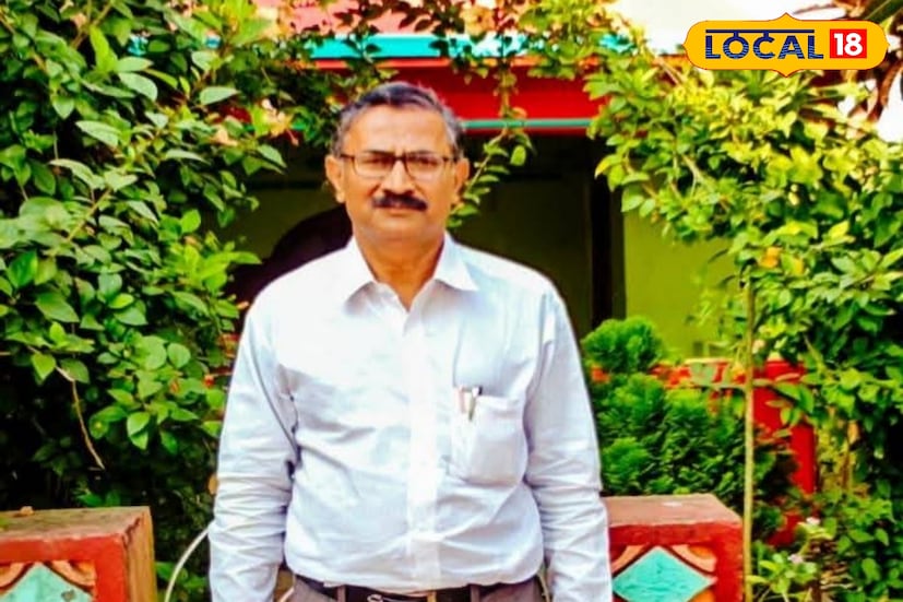 হুগলির আরামবাগের মুথাডাঙা রামকৃষ্ণ উচ্চ বিদ্যালয়ের শিক্ষক সত্যন্দ্রনাথ ঘোষ। তিনি পেশায় শিক্ষক। অবসর নিয়েছেন ২৭/০৯/২০২৫। একাদশ ও দ্বাদশ শ্রেণির শিক্ষক নেই স্কুলে। তাই স্কুলে আসছেন অবসর গ্রহণের পরেও। (ছবি ও তথ্য - কৌশিক অধিকারী)