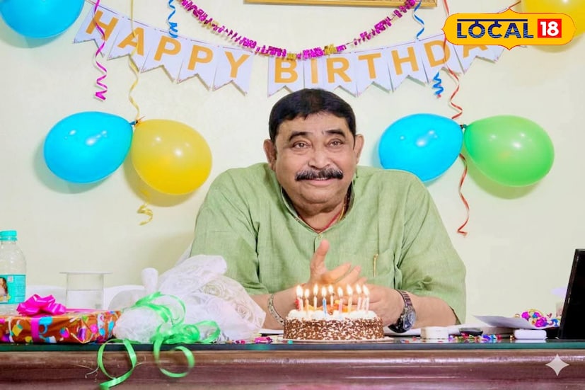 এ বছরই প্রথমবার কেক কেটে ঘটা করে জন্মদিন পালন করলেন অনুব্রত মণ্ডল। জানা যায়, দিনভর তিনি কেটেছেন ৫০টিরও বেশি কেক। বাড়ির সামনে ভিড় করেন অনুগামী, সমর্থক ও দলের কর্মীরা তোড়া, উপহার, মিষ্টি, উত্তরীয় নিয়ে। ছবি ও তথ্য: সুদীপ্ত গড়াই 