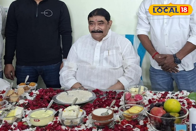 জন্মদিনে বাড়িতে ছিল পাঁচ রকম ভাজা, শাক, ফুলকপি-আলুর মাছের ঝোল, পোস্ত বড়া, বাঁধাকপির তরকারি, মাছের মাথার টক এবং পটল-চিংড়ির পদ। তবে তিনি চিংড়ি বাদ দিয়ে কেবল পটল খান। শেষে ছিল পরিবারের রীতি মেনে পায়েস। ছবি ও তথ্য: সুদীপ্ত গড়াই 