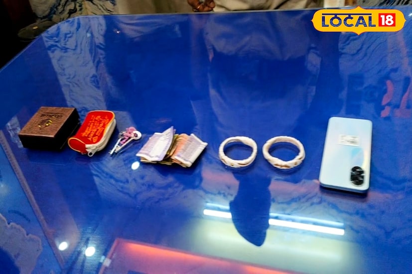 মানিব্যাগের মধ্যে সোনার অলঙ্কার, নগদ টাকা, একটি মোবাইল ফোন এবং গুরুত্বপূর্ণ নথিপত্র ছিল বলে দাবি মহিলার। এরপর মানিব্যাগ হারানোর বিষয়টি বুঝতে পেরে তিনি সঙ্গে সঙ্গে মালদহ থানায় খবর দেন। পুলিশ দ্রুত তদন্ত ও অনুসন্ধান শুরু করে।