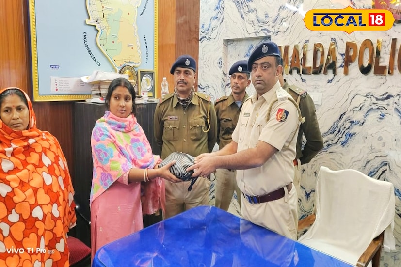 যাত্রা পথে হারিয়ে ছিলেন সোনা, নগদ টাকা সহ মোবাইল। সোনার অলংকার, টাকা ও মোবাইল ভর্তি মানিব্যাগ হারিয়ে দুশ্চিন্তায় পড়েছিলেন মহিলা। অবশেষে টোটো চালক ও পুলিশি প্রচেষ্টায় হারানো সামগ্রী ফেরত পেলেন মহিলা যাত্রী।(ছবি ও তথ্য: জিএম মোমিন)