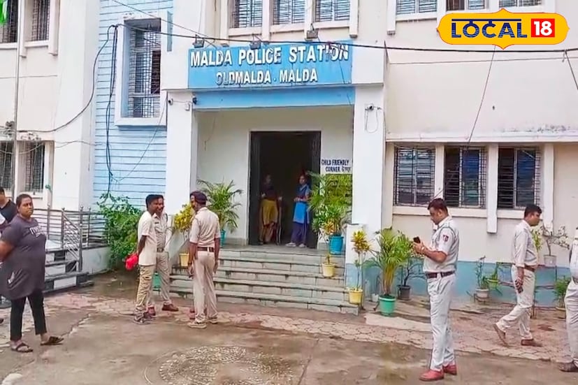 যদিও পুলিশী তৎপরতায় হারিয়ে যাওয়া সামগ্রীর খোঁজ মেলে। এরপর পুলিশ খবর পায়, যাত্রাকারী মহিলা মালদহের সুজাপুর এলাকার বাসিন্দা সুবির হোসেনের (৩০) টোটোতে তাঁর মানিব্যাগ সামগ্রী ফেলে গিয়েছেন। সামগ্রী নিজের হেফাজতে রেখে হারিয়ে যাওয়া মানিব্যাগের মালিকের খোঁজে তল্লাশি করেন। সামগ্রী ফেরত দেওয়ার জন্য মহিলাটিকে খোঁজাখুঁজি করছেন।