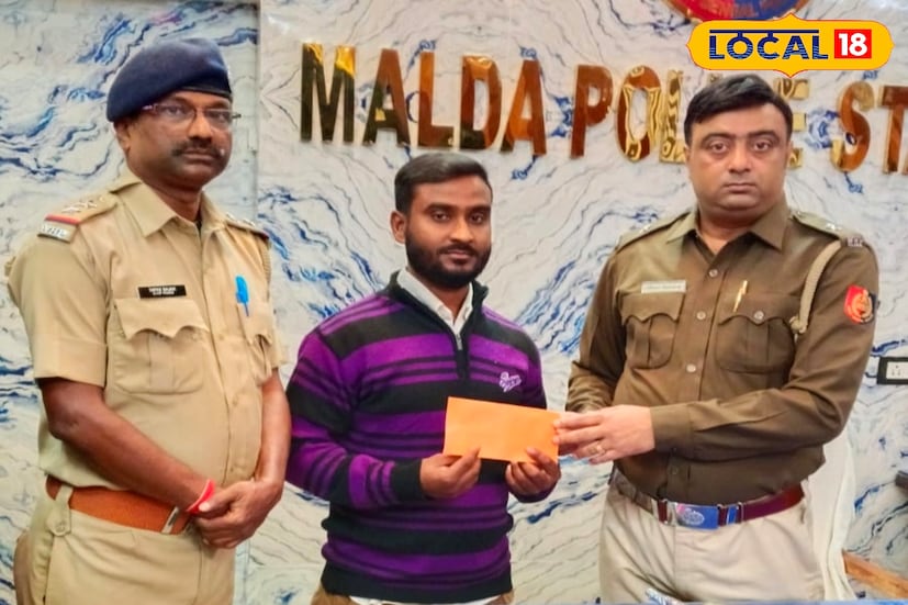 পুলিশ জানায়, যখন পুলিশ ওই টোটো চালকের সঙ্গে যোগাযোগ করে, তখন ওই টোটো চালক সুবির হোসেন সম্পূর্ণ সহযোগিতা করেন এবং পুরো প্রক্রিয়ায় সক্রিয়ভাবে সাহায্য করেন, যাতে মানিব্যাগটি সুরক্ষিতভাবে প্রকৃত মালিকের কাছে পৌঁছে দেওয়া যায়। এরপর মালদহ থানার পুলিশ উদ্ধার হওয়া মানিব্যাগ ও সামগ্রীগুলি যথাযথ নিয়ম মেনে মালিক বৃষ্টি দত্তের হাতে তুলে দেন। পাশাপাশি সহযোগিতার জন্য পুরস্কৃত করা হয় ওই টোটো চালককে। (ছবি ও তথ্য: জিএম মোমিন)