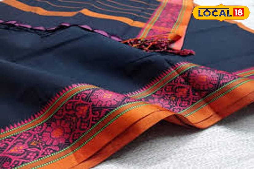 শান্তিপুর মহাজনপাড়া ও ফুলিয়ার স্টেশন রোডের তাঁতিপাড়া বাজারে শাড়ি কিনতে সবচেয়ে বেশি ভিড় থাকে। এখানেই রয়েছে বহু বছর ধরে চলা পরিবারভিত্তিক কারখানা, যেখান থেকে খদ্দেররা সরাসরি কারিগরদের কাছ থেকে শাড়ি কেনেন। 