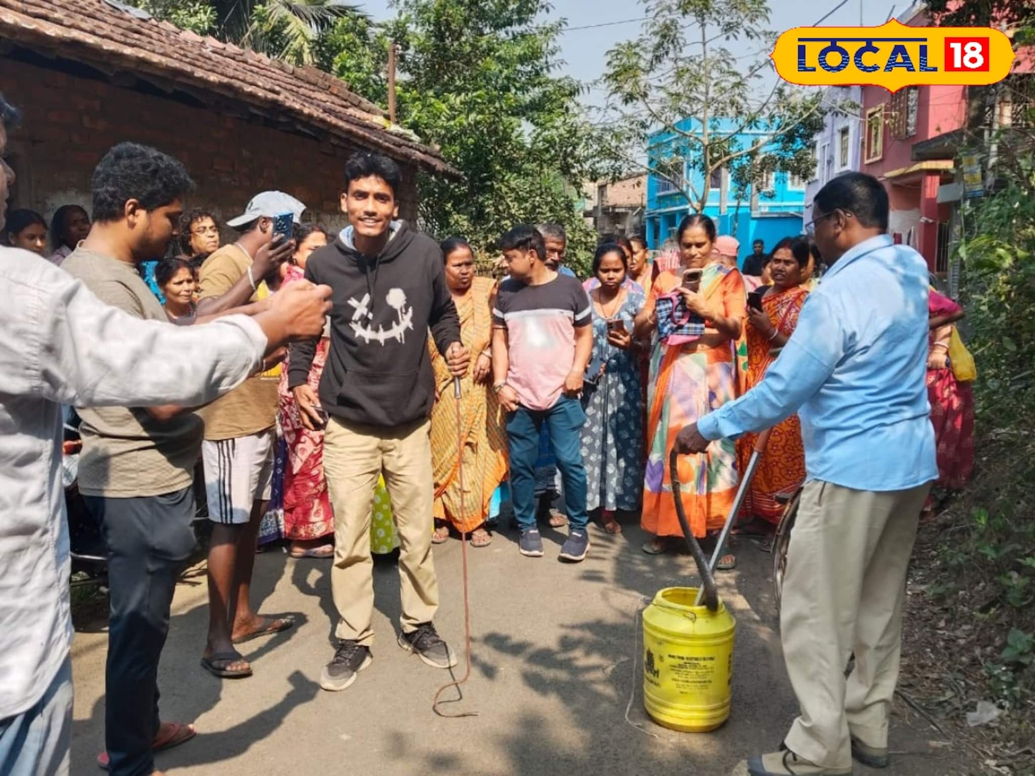 Howrah Snake News: বাড়িতে কিলবিল করছে দশ-দশটি সাপ! বন দফতরের লোকেরা এসেই চিনতে পারলেন 'মৃত্যুদূত'কে