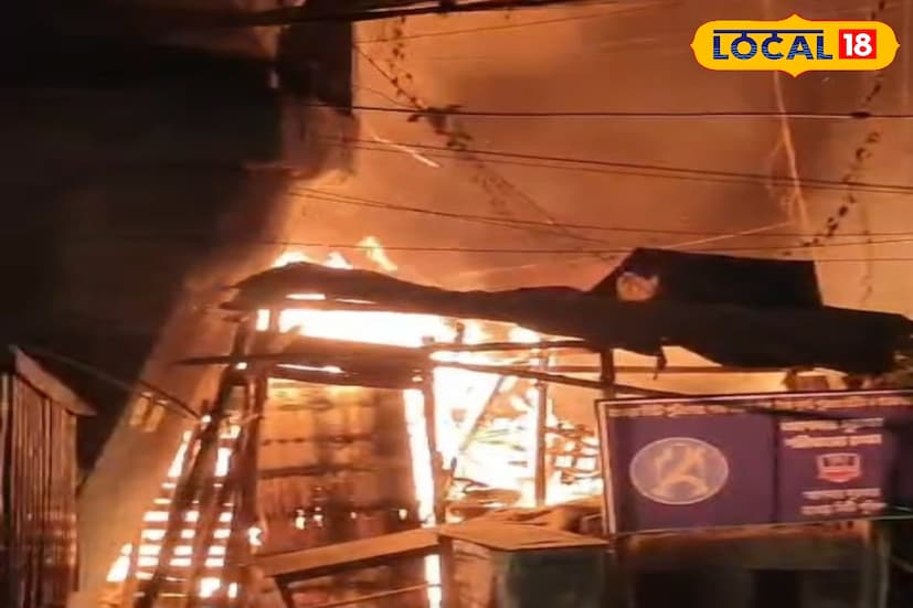 বিধ্বংসী আগুনে পুড়ে ছাই পরপর দোকান ঘর। ভোররাতে ভয়াবহ অগ্নিকাণ্ড বালি নিমতলায়। বালি নিবেদিতা সেতুর নিচে অগ্নিকাণ্ডের ঘটনাটি ঘটেছে। সোমবার ভোরে পরপর চারটি দোকানঘর আগুনে ভস্মীভূত হয়েছে। (ছবি ও তথ্য: রাকেশ মাইতি)