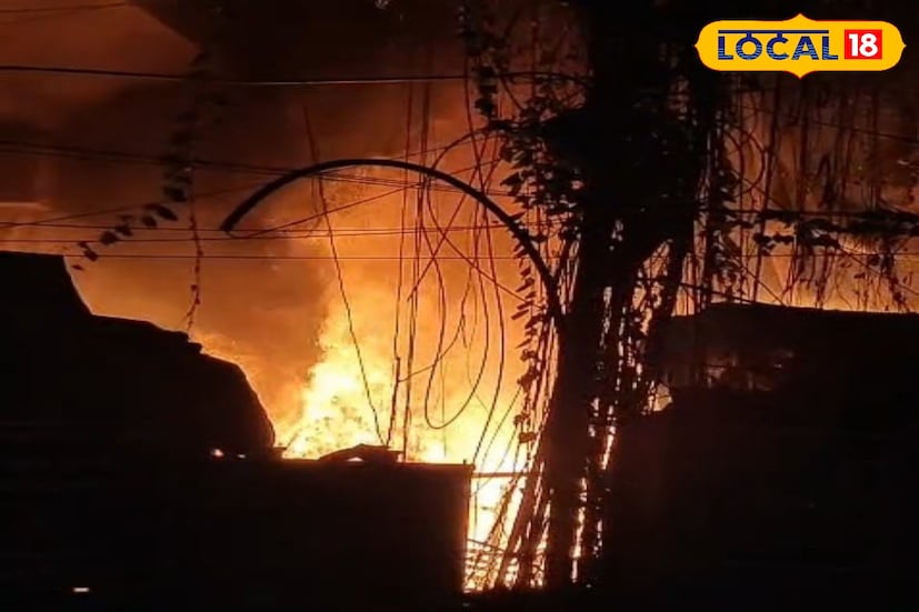 ঘটনাস্থলের কাছেই বস্তি এলাকা। আগুন ছড়িয়ে পড়লে ভয়াবহ পরিস্থিতি হত। দাউদাউ করে জ্বলছে আগুন। আগুন দেখে স্থানীয় মানুষ আতঙ্কে ঘর ছেড়ে বেরিয়ে আসেন। আগুন দ্রুত ছড়িয়ে পড়া আটকাতে স্থানীয় মানুষেরা মরিয়া চেষ্টা চালায়।