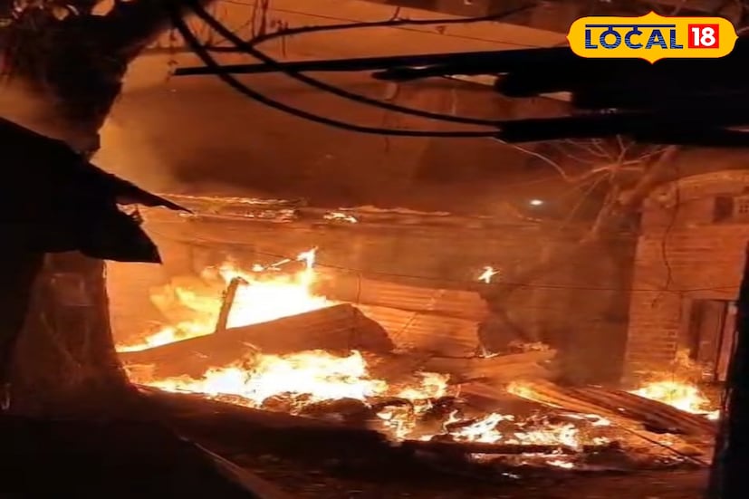 রাস্তার পার্শ্ববর্তী দোকানঘর ভোররাতে দাউ-দাউ করে জ্বলে উঠল। সারি সারি দোকানঘর, একটি দোকান থেকে অন্য দোকানে দ্রুত ছড়িয়ে পড়েছে আগুন। প্রথমে সেই আগুন নেভাতে স্থানীয়রা চেষ্টা করে। ঘটনাস্থলে দমকল পৌঁছে আগুন নিয়ন্ত্রণে আনে। আগুন আয়ত্তে আসার পরেও এলাকাবাসীর মধ্যে আতঙ্ক কমেনি।