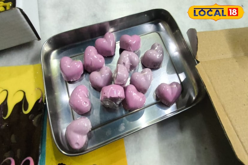 আসন্ন ক্রিসমাস এবং নিউ ইয়ার। তার আগে আপনার প্রিয়জনকে যদি চকলেট গিফট করতে চান তাহলে একেবারে কাষ্টমাইজ করিয়ে নিতে পারেন আপনার ইচ্ছে মত। বসে যাবে আপনার ছবিও। শীত মানেই, রোমান্সের মরশুম, আর এই মরশুমে কাষ্টমাইজ চকলেটের চেয়ে ভাল আর কী ই বা হতে পারে।