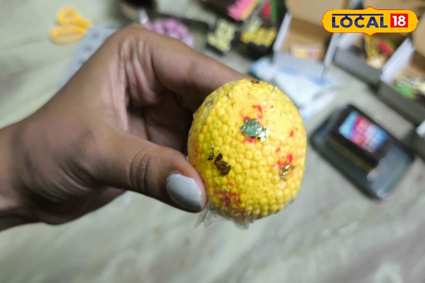 এই যে লাড্ডুটা দেখছেন এটা আসলেই একটি চকলেট। শীত মানেই চকলেটের মরশুম। আর এখন বাজারজাত, সাধারণ চকলেট খেতে মন চাইছে না? তাহলে আর কী করবেন? চলে আসুন বাঁকুড়ার গৃহবধ সহেলী রক্ষিতের কাছে, যেকোনও ডিজাইন বলুন, করে দেবেন তিনি। iphone থেকে শুরু করে, লাড্ডু কিংবা সান্টা ক্লজ। সবই করাতে পারবেন এবার।