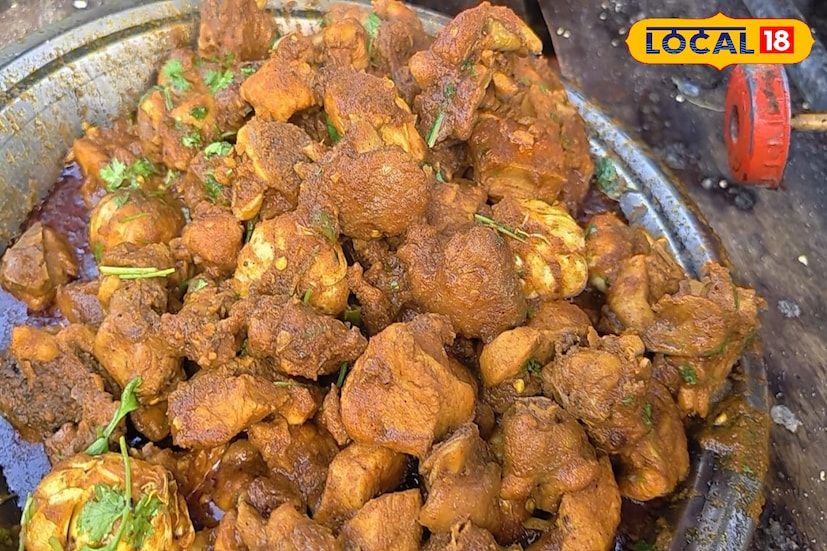 কিলো দরে এখানে রান্না করা মাংস পাওয়া যায়।‌ এই বাজারেই রয়েছে কাঁচা মাংসেরও দোকান সেখান থেকে পছন্দসই মাংস কিনে রান্না করানো যায়। এখানে পাওয়া যায় খাসির মাংস, দেশি মুরগির মাংস, হাঁসের মাংস ও পোল্ট্রির মুরগির মাংস। ছবি ও তথ্য সংগ্রহে - শর্মিষ্ঠা ব্যানার্জি