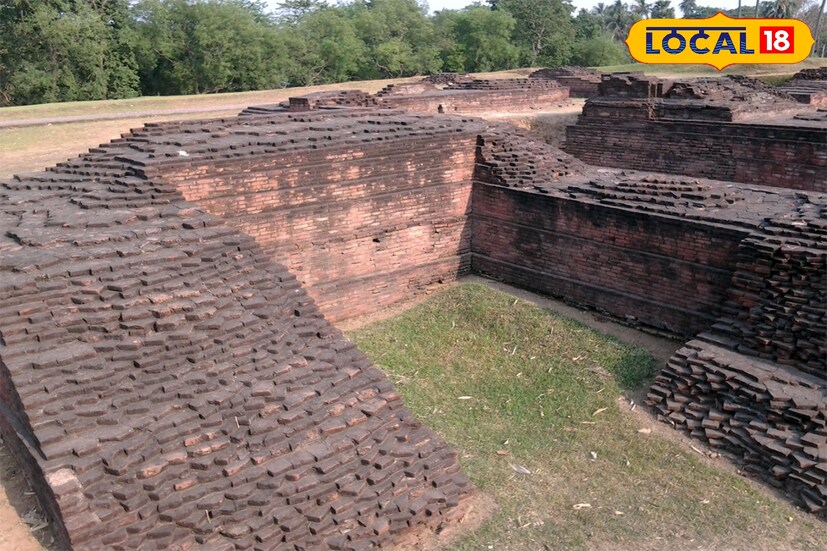 প্রায় ১২শ শতকের সেন যুগের ইতিহাস বহনকারী এই ঢিপিকে ঘিরে রয়েছে বহু কিংবদন্তি ও প্রত্নতাত্ত্বিক মূল্য। ১৯৮০ দশকে আর্কিওলজিক্যাল সার্ভে অফ ইন্ডিয়া (ASI) এখানে খনন চালিয়ে প্রাসাদের ধ্বংসাবশেষ, ইটের দেওয়াল, মঠসদৃশ কাঠামো, মৃৎপাত্রসহ বহু নিদর্শন উদ্ধার করে।
