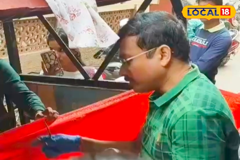 হাসপাতাল, অ্যাম্বুলেন্স বা চারচাকা গাড়ি নয়, এবার টোটোর মধ্যে সন্তান প্রসব করলেন এক প্রসূতি মহিলা। প্রসব যন্ত্রণা নিয়ে শহরের এক চিকিৎসক দেখাতে আসছিলেন। ডাক্তারের চেম্বারের সামনে পৌঁছতেই টোটোর মধ্যে সন্তান প্রসব করেন তিনি। (ছবি ও তথ্যঃ জিএম মোমিন)