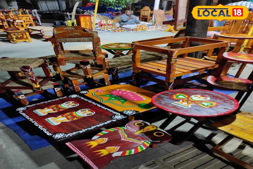 পুরুলিয়ার ছৌ শিল্প, বর্ধমানের ডোকরা, পূর্ব মেদিনীপুরের পটচিত্র, মুর্শিদাবাদের সিল্ক, দার্জিলিংয়ের উলের তৈরি জামা-মাফলারের সম্ভার নিয়েও হাজির হয়েছেন বিক্রেতারা। ব্যবসা ভালই হচ্ছে বলে জানিয়েছেন তাঁরা। (ছবি ও তথ্যঃ রুদ্র নারায়ণ রায়)