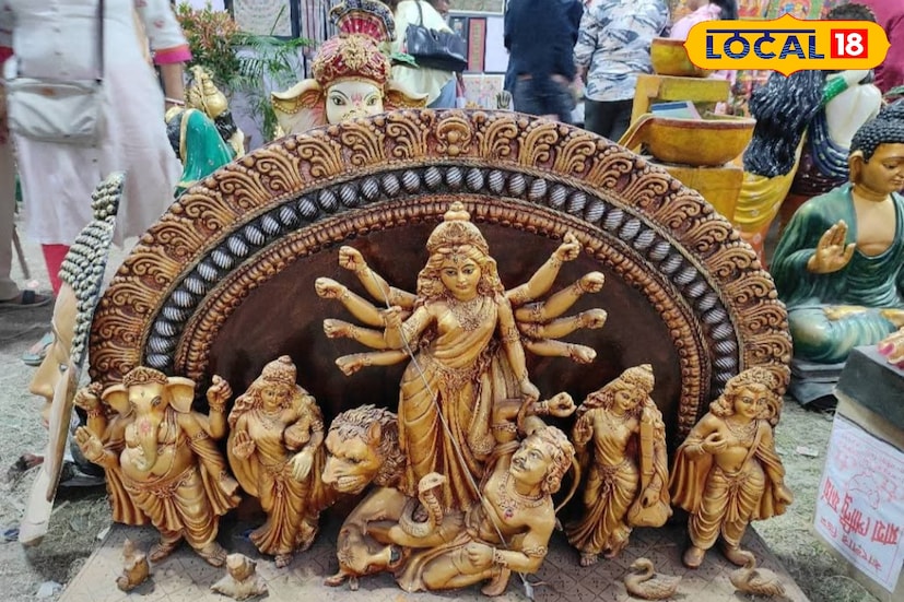 রংবেরঙের ছৌয়ের মুখোশ থেকে পটচিত্র, মেলায় সব মিলছে। মাঠের একদিকে রয়েছে ডোকরা শিল্প, অন্যদিকে বাঁশের কাজের নানা জিনিস। বেত, কাঠের আসবাবপত্র থেকে ধনিয়াখালি, বালুচরি শাড়ি সবই পাওয়া যাচ্ছে। তাই দুপুরের পর থেকেই জমছে ভিড়।