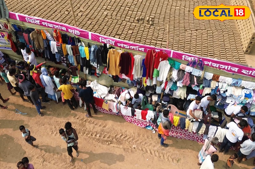 পর পর সাজানো রয়েছে জামাকাপড়, আসছেন ক্রেতারা। কিন্তু এই হাটে লাগে না কোনও টাকা-পয়সা। এখানে নিজেদের প্রয়োজন মতো পোশাক নেওয়া যায়। একটি স্বেচ্ছাসেবী সংগঠনের উদ্যোগে বর্ধমানে এমনই একটি হাট অনুষ্ঠিত হল। (ছবি ও তথ্যঃ সায়নী সরকার) পর পর সাজানো রয়েছে জামাকাপড়, আসছেন ক্রেতারা। কিন্তু এই হাটে লাগে না কোনও টাকা-পয়সা। এখানে নিজেদের প্রয়োজন মতো পোশাক নেওয়া যায়। একটি স্বেচ্ছাসেবী সংগঠনের উদ্যোগে বর্ধমানে এমনই একটি হাট অনুষ্ঠিত হল। (ছবি ও তথ্যঃ সায়নী সরকার)