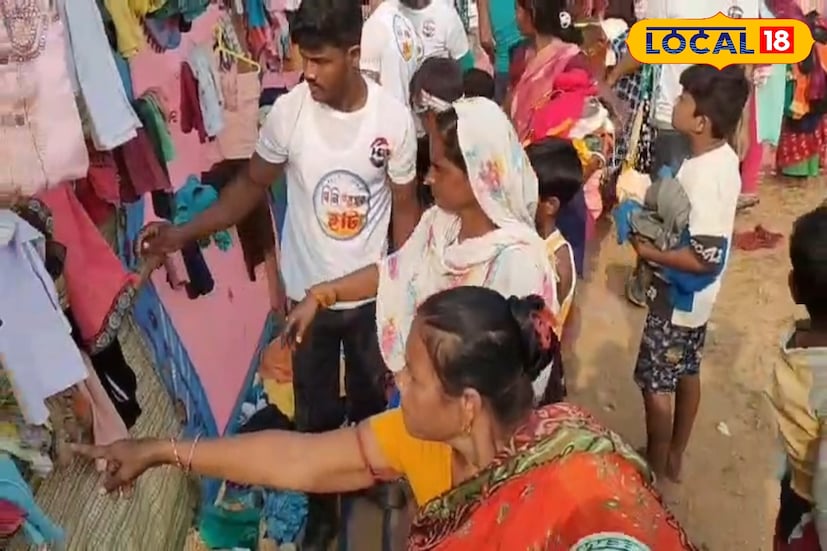 তিনি আরও বলেন, হেল্প পরিবারের পক্ষ থেকে অনুরোধ আপনাদের বাড়িতে জমে থাকা ব্যবহারযোগ্য পুরাতন জামাকাপড় আপনারা হেল্প পরিবারের হাতে তুলে দিন, হেল্প পরিবার সেগুলি সংগ্রহ করে এনে এমন হাটের মাধ্যমে প্রয়োজনী মানুষের কাছে পৌঁছে দেবে। কারণ আপনার ছোট হয়ে যাওয়া ব্যবহারযোগ্য জামাও এক অসহায় মানুষের মুখে হাসি ফোটাতে পারে। (ছবি ও তথ্যঃ সায়নী সরকার)