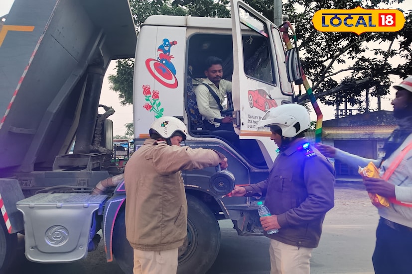 রবিবার ভোর থেকেই গুসকরা শহরের কাছে বলগোনা মোড়ে গাড়ি চালকদের চা ও জল বিলি করছেন ট্রাফিক বিভাগের আধিকারিকেরা। তাঁদের দাবি, এর ফলে চালকদের ক্লান্তি কমবে এবং সতর্কতা বাড়বে। পথ দুর্ঘটনা রোধে এই মানবিক উদ্যোগকে সাধুবাদ জানিয়েছেন স্থানীয় মানুষজন।