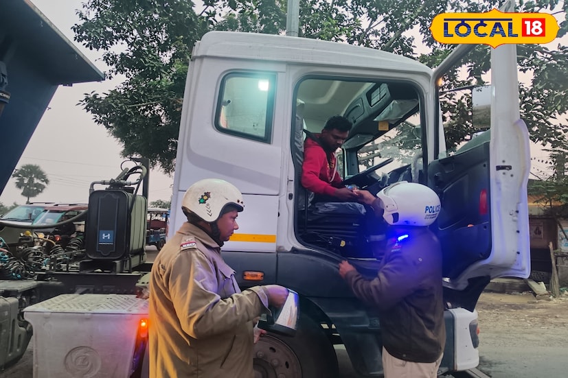 পথ দুর্ঘটনা প্রতিরোধে পুলিশের এই সচেতনতা কর্মসূচিকে স্বাগত জানিয়েছেন বহু গাড়িচালক ও স্থানীয় বাসিন্দা। তাদের মতে, নিয়মিত নজরদারি, সতর্কতা বৃদ্ধি এবং এ ধরনের মানবিক উদ্যোগ দুর্ঘটনা কমাতে গুরুত্বপূর্ণ ভূমিকা রাখবে। (তথ্য ও ছবি: বনোয়ারীলাল চৌধুরী)