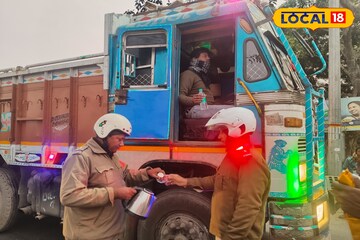 শীতের ভোরে গাড়ি থামিয়ে চালকদের চা-বিস্কুট খাওয়াচ্ছে ট্রাফিক পুলিশ! মানবিক দৃশ্য