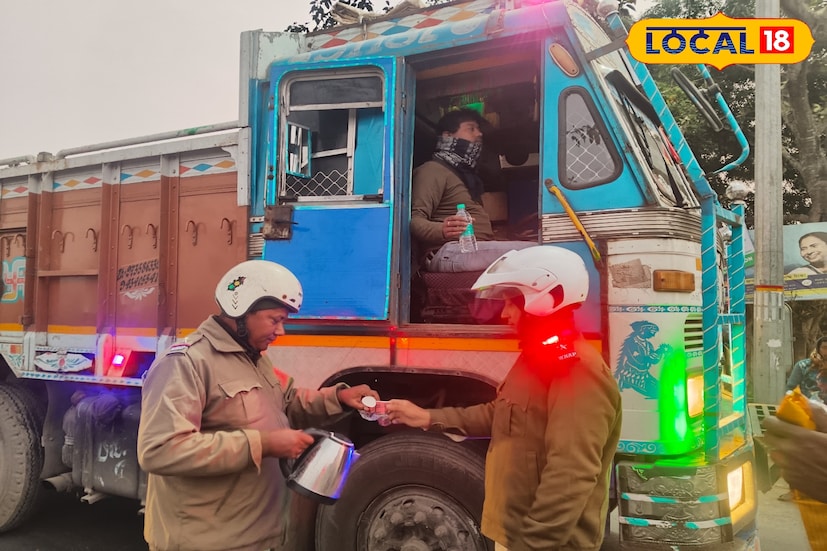 গুসকরার জাতীয় সড়কে পরপর দুর্ঘটনা ঘটতে থাকায় প্রশাসনের উদ্বেগ বাড়ছে। গত তিন মাসে দু'টি বড় দুর্ঘটনায় প্রাণ হারিয়েছেন দু’জন পথচারি ও যাত্রী। শীতের শুরুতে ভোরে কুয়াশা ঘন হওয়া এবং দীর্ঘক্ষণ গাড়ি চালানোর ক্লান্তিতে দুর্ঘটনার আশঙ্কা আরও বাড়ছে বলে মত বিশেষজ্ঞদের। (তথ্য ও ছবি: বনোয়ারীলাল চৌধুরী)