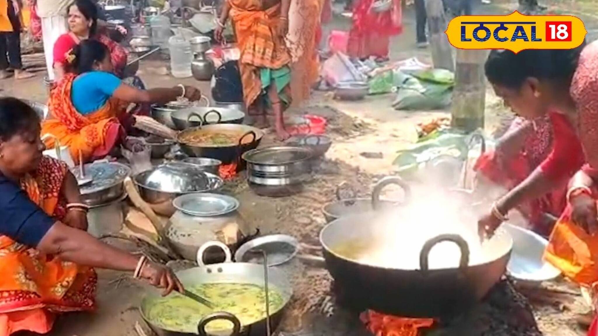 পথের দু’পাশে কয়েকশো উনুনের হাঁড়ি-কড়াই থেকে উঠছে ধোঁয়া! হেমন্তের রান্নাপুজো ফুলতলায়