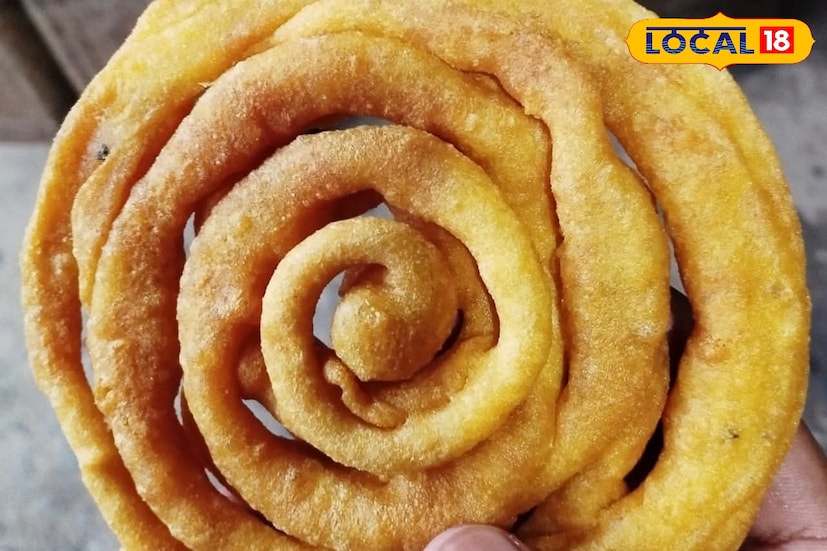 কলকাতার রসগোল্লা, জয়নগরের মোয়া কিংবা বর্ধমানের সীতাভোগ যেমন নিজেদের স্বাদে নাম কুড়িয়েছে, ঠিক তেমনই পুরুলিয়ার নিজস্ব পরিচিতি গড়ে তুলেছে ভাবরা ভাজা। দেখতে জিলিপির মত হলেও স্বাদে একেবারে আলাদা, এই বৈশিষ্ট্যই ভাবরাকে পুরুলিয়ার অন্যতম প্রিয় তেলেভাজায় পরিণত করেছে। শীতের সকালের কুয়াশা হোক বা বিকেলের চায়ের কাপ, ভাবরার এক চিমটি স্বাদ ছাড়া দিন যেন পূর্ণতা পায় না, এমনটাই মনে করেন ভাবরা–অনুরাগীরা। (ছবি ও তথ্য: শান্তনু দাস)